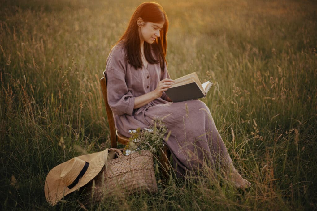 Mujer leyendo en la naturaleza