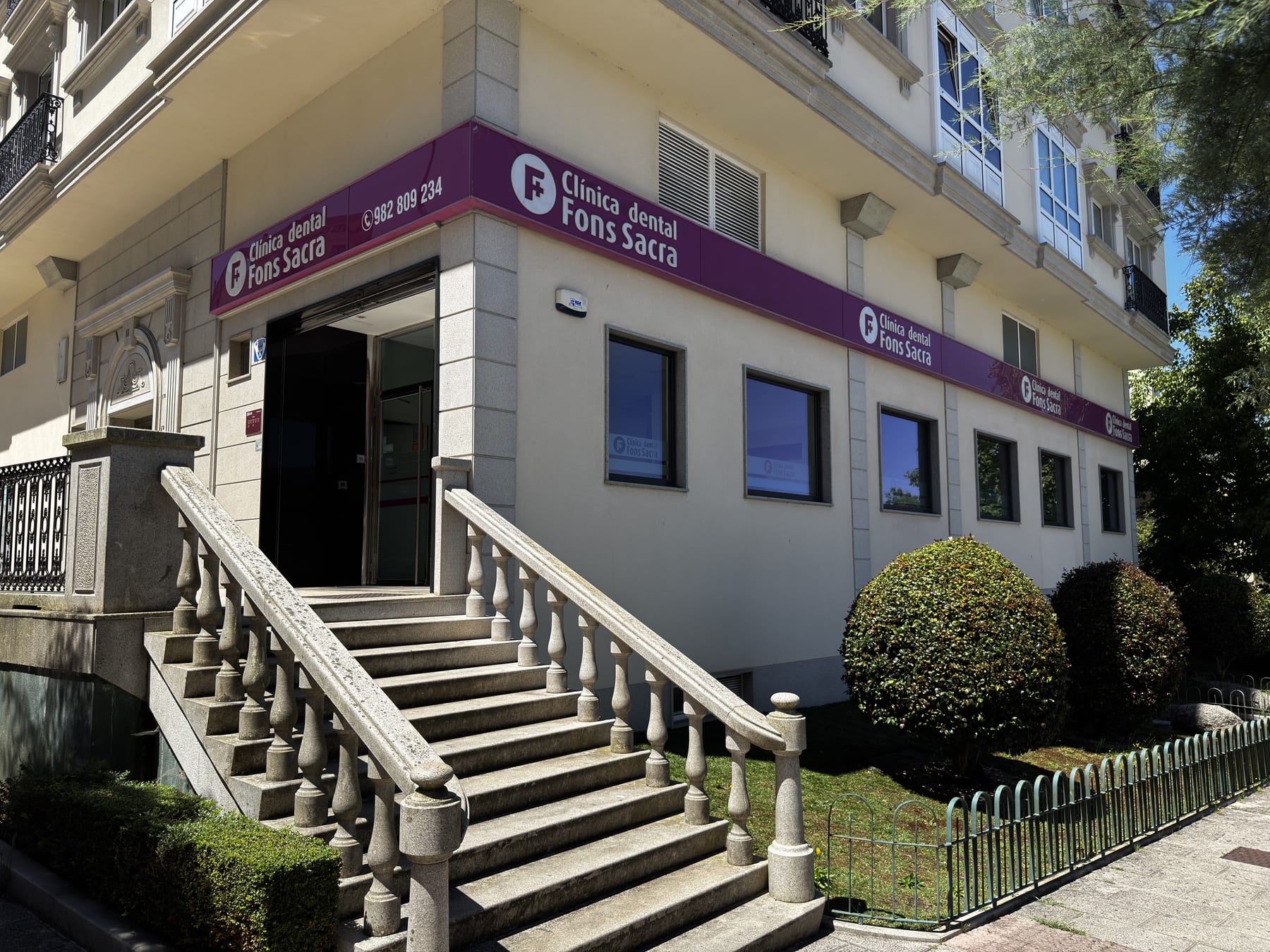 Fachada de la Clínica Dental Fons Sacra en Lugo